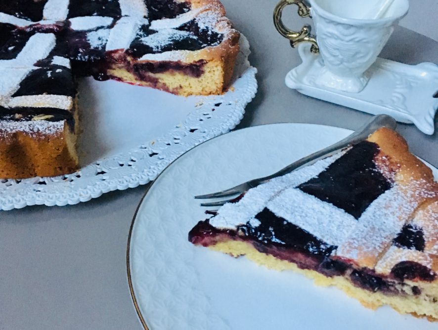 Crostata senza burro con crema frangipane e mirtilli